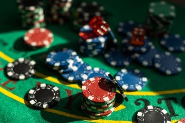 Dadu Online game interface on mobile showing dice prediction options